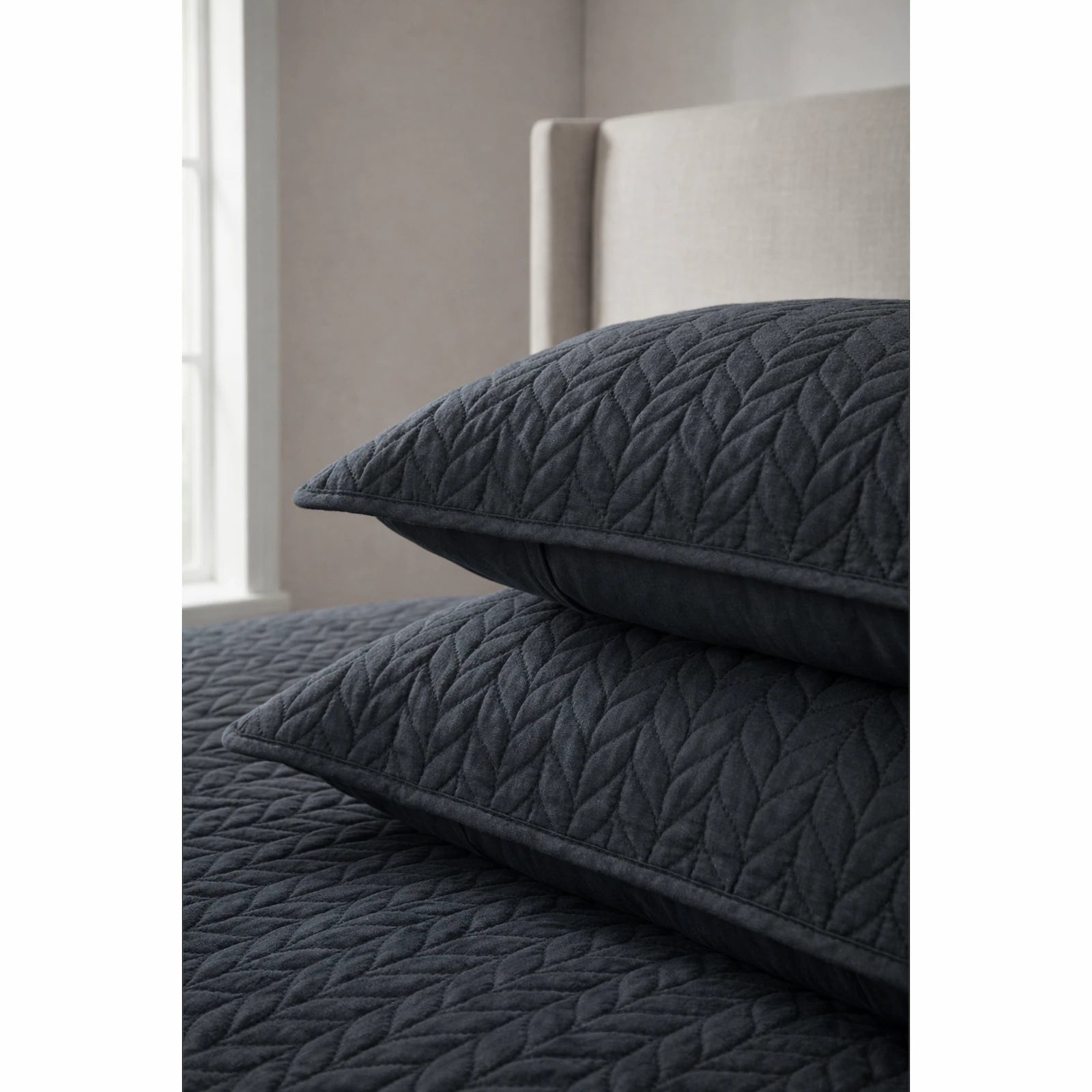 LuxeCotton Shadow Black Bedspread with Pillow Covers
